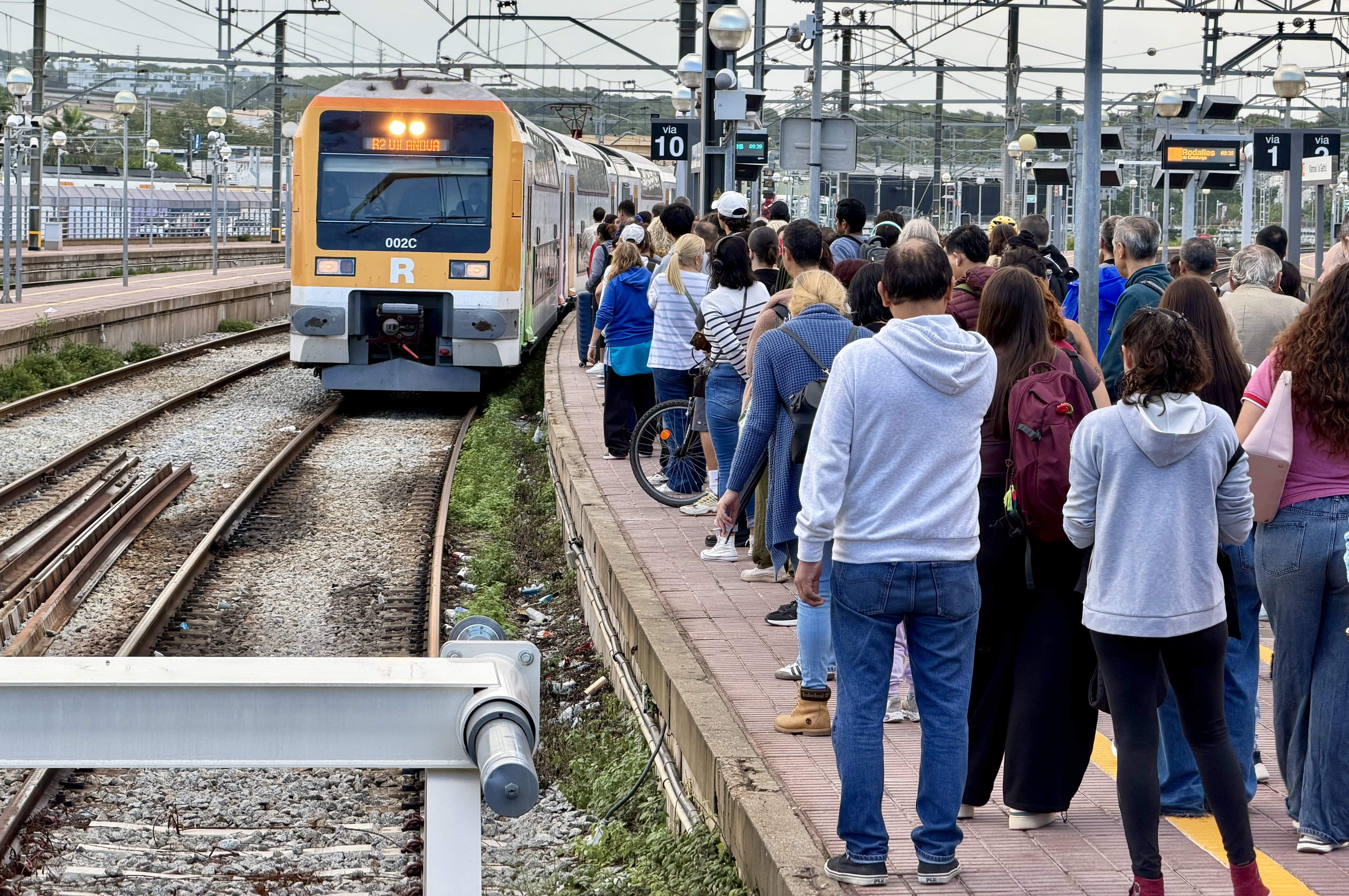 Tarda de Rodalies a mig gas: del caos del matí a la represa del servei amb afectacions a totes les línies