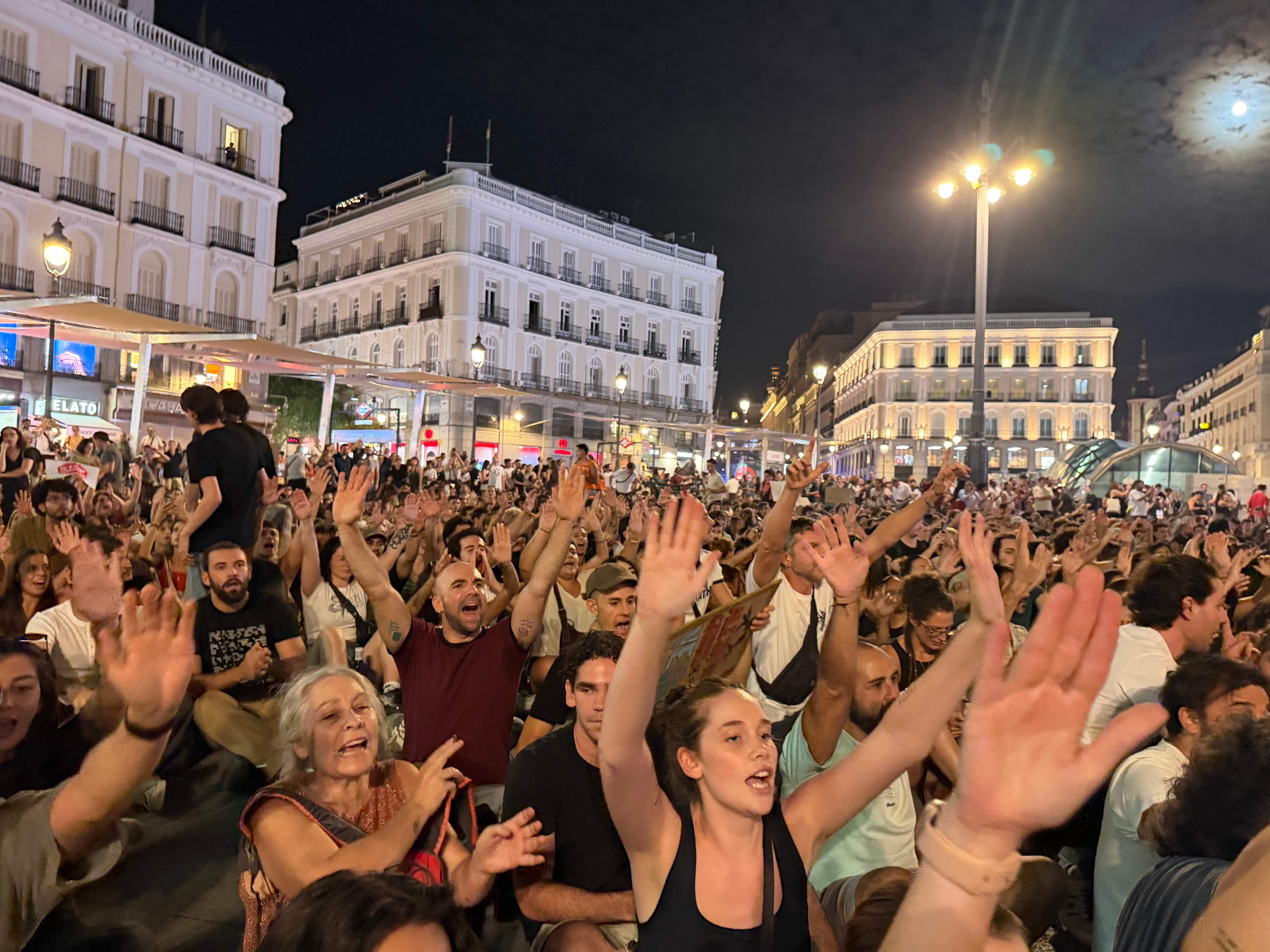 Allau de reaccions de l'esquerra per la mort de la Maricarmen i fúria a Sol: "És un assassinat"