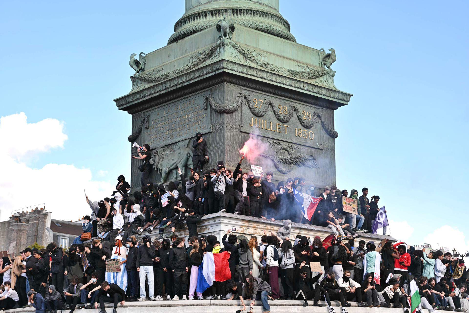 La protesta estudiantil a França pren la plaça de la Bastilla en una nova jornada de mobilització