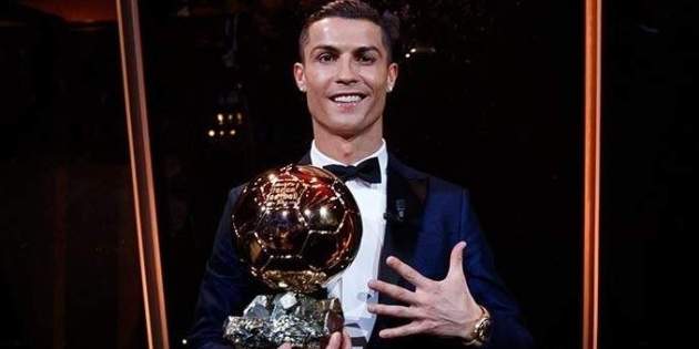 Cristiano Ronaldo amb la Pilota d'Or Foto Europa Press