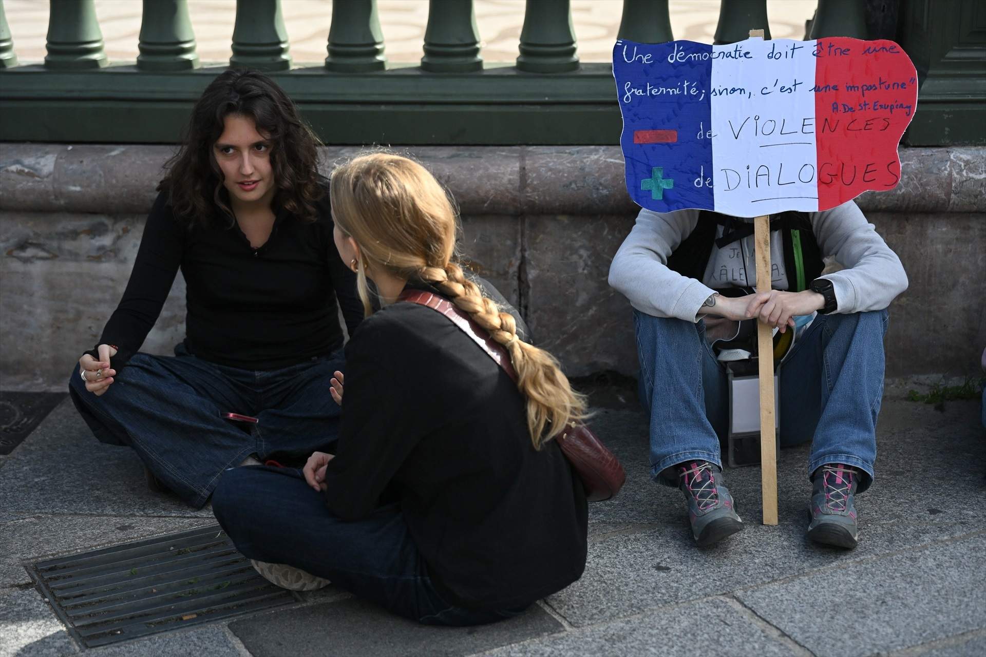 El pla d'emergència del govern francès per calmar els estudiants cau en sac foradat