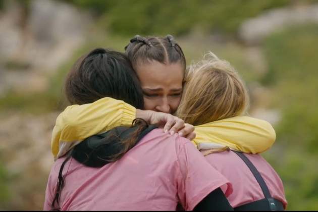Laura Escanes abraçant la Jessica Goicoechea i Natalia a 'La travessa' 3Cat Laura Escanes abraçant la Jessica Goicoechea i Natalia a 'La travessa' 3Cat