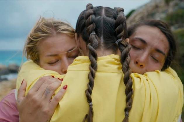 Laura Escanes abraçant la Jessica Goicoechea i Natalia a 'La travessa' / 3Cat Laura Escanes abraçant la Jessica Goicoechea i Natalia a 'La travessa' / 3Cat