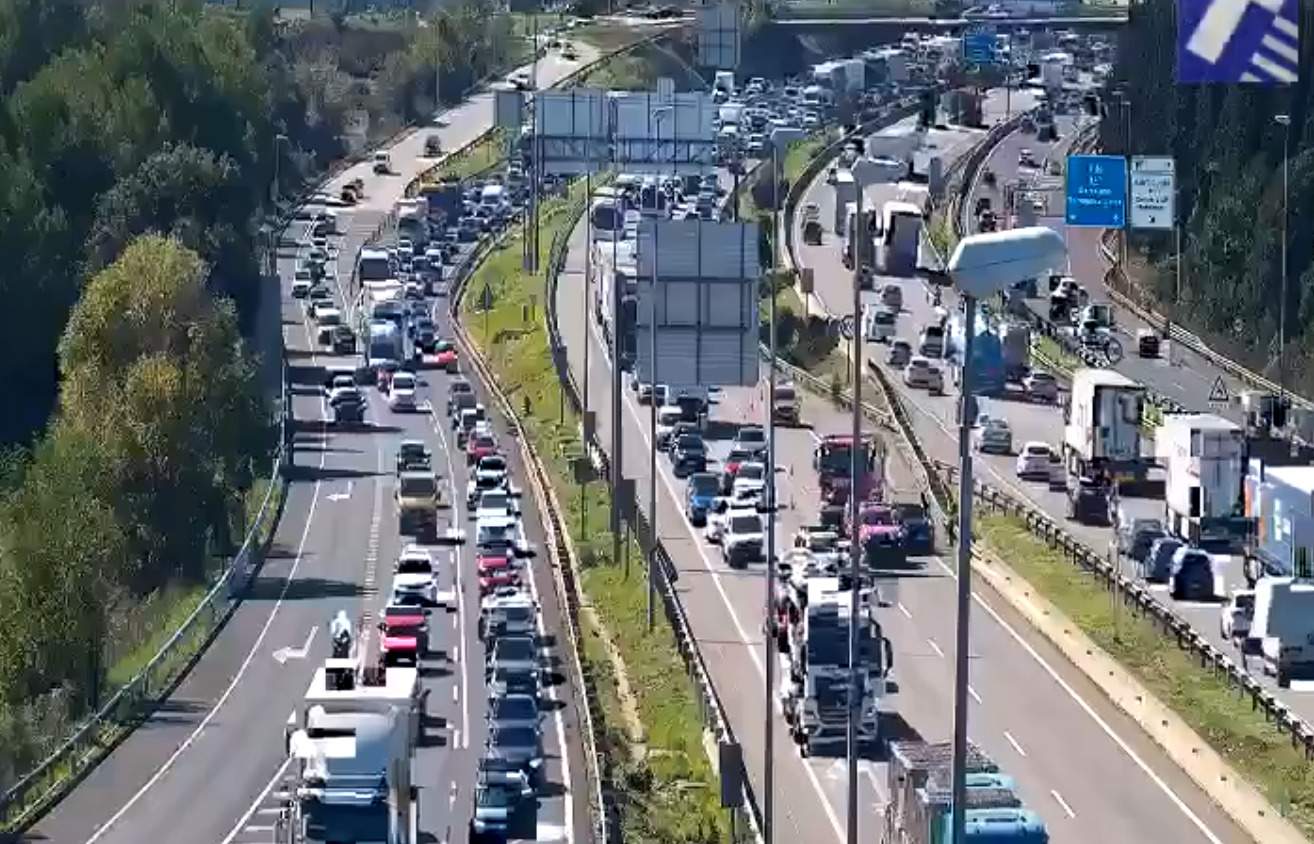Primeres cues a les carreteres catalanes en l'inici d'una operació sortida que es preveu complicada