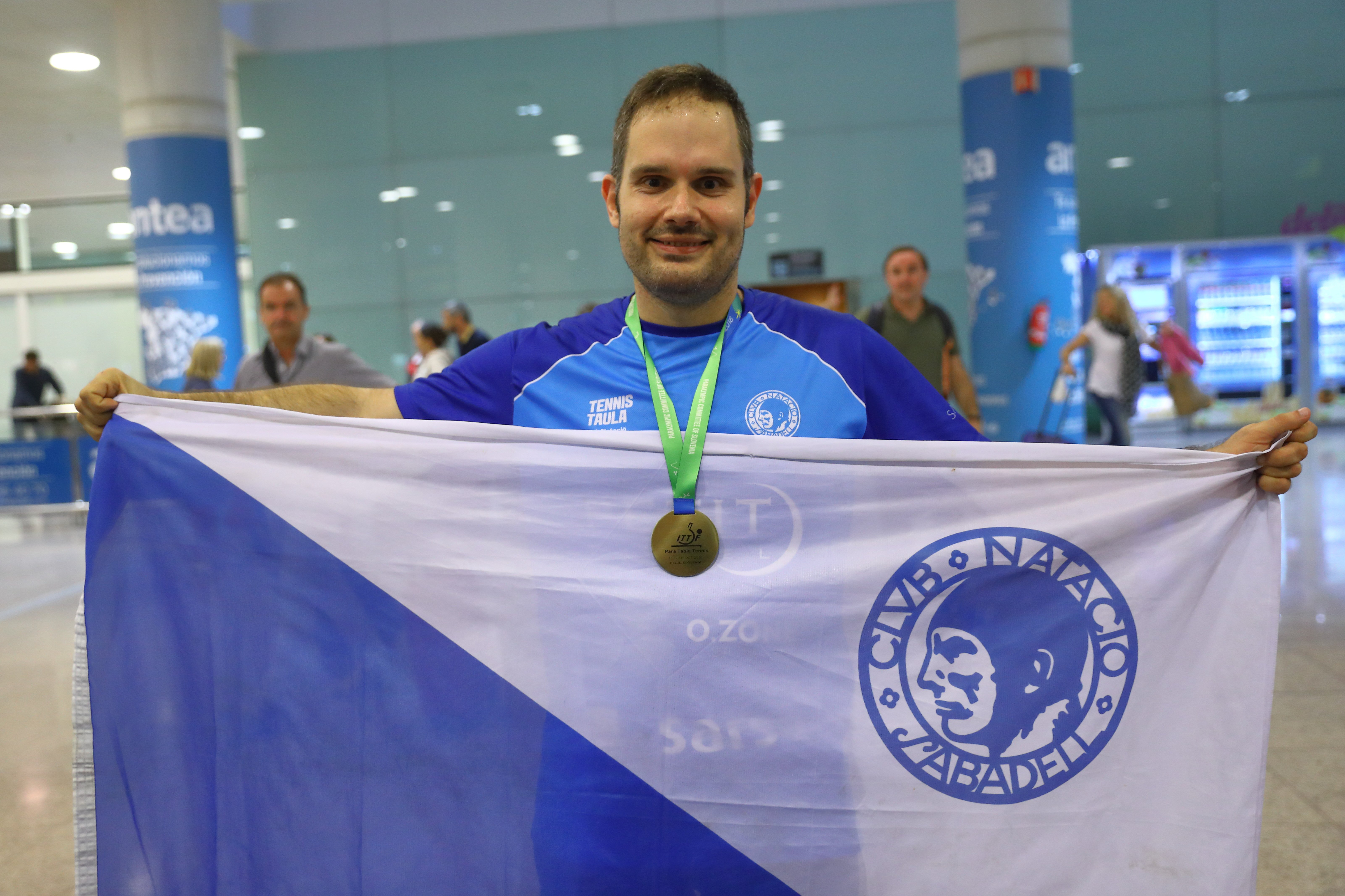 El campió paralímpic de tennis taula, Jordi Morales, vola alt