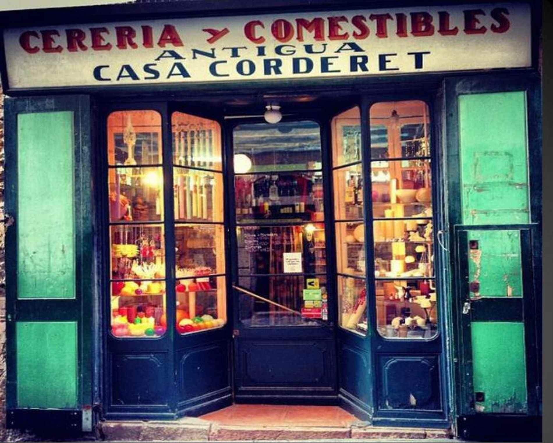 Façana actual de la botiga Casa Corderet. Foto Xavier Pagès I Joan Domènec Façana actual de la botiga Casa Corderet. Foto Xavier Pagès I Joan Domènec