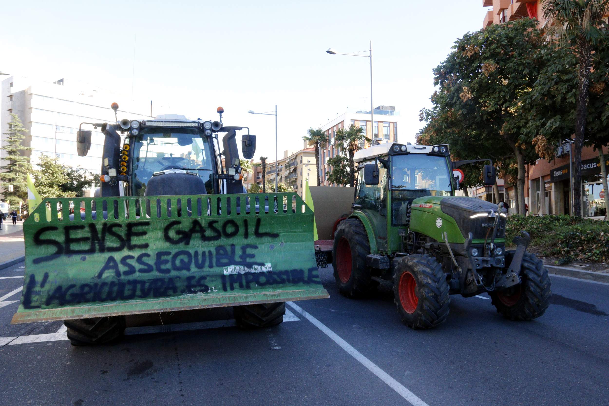 Los agricultores colapsan Lleida con una marcha de tractores contra el encarecimiento de los costes
