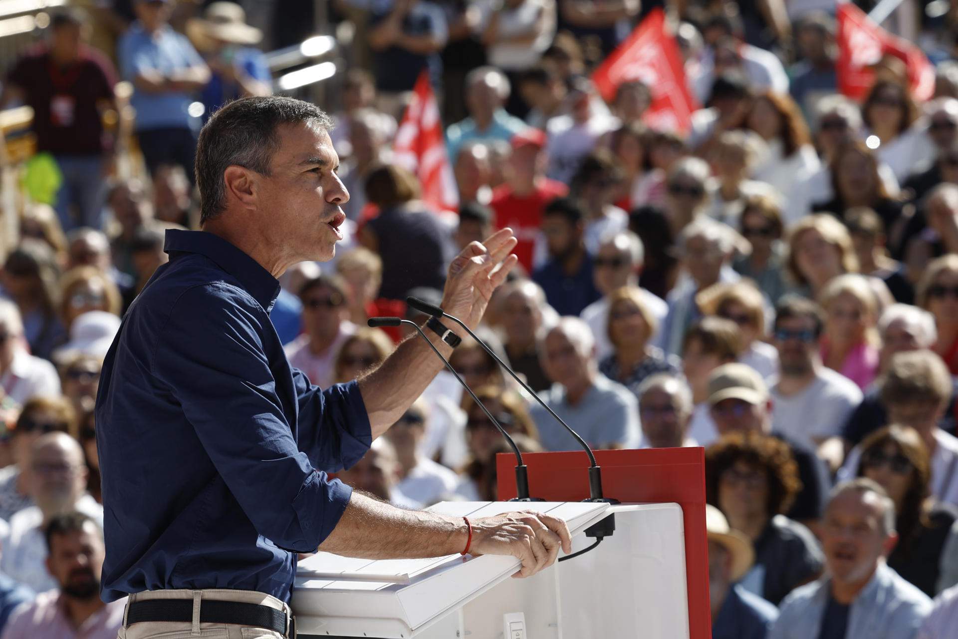 Sánchez s'agafa a la bandera de Maricarmen i titlla l'habitatge com "la lluita de la nostra generació"