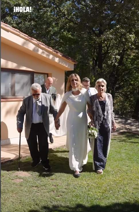 Sandra Barneda arribant a la seva boda de la mà dels seus pares /Instagram @holacom Sandra Barneda arribant a la seva boda de la mà dels seus pares /Instagram @holacom