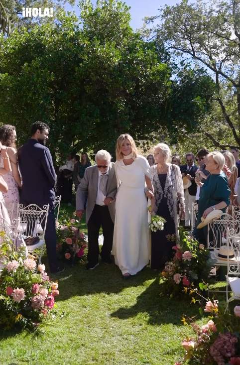 Sandra Barneda arribant a la seva boda de la mà dels seus pares / Instagram @holacom Sandra Barneda arribant a la seva boda de la mà dels seus pares / Instagram @holacom