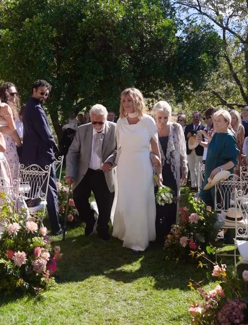Sandra Barneda arribant a la seva boda de la mà dels seus pares / Instagram @holacom Sandra Barneda arribant a la seva boda de la mà dels seus pares / Instagram @holacom