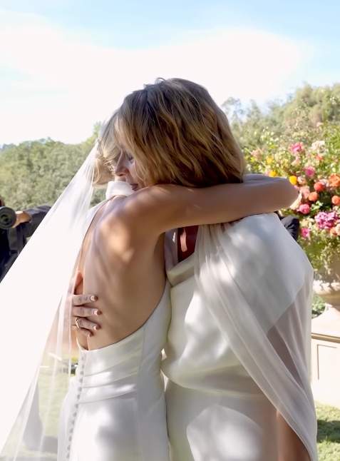 L'abraçada de Sandra Barneda i Pascalle Paerel a la cerimonia de la boda / Instagram @holacom L'abraçada de Sandra Barneda i Pascalle Paerel a la cerimonia de la boda / Instagram @holacom