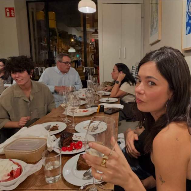 Anna Castillo sopant amb els amics i els seus pares pel seu aniversari / Instagram Anna Castillo sopant amb els amics i els seus pares pel seu aniversari / Instagram