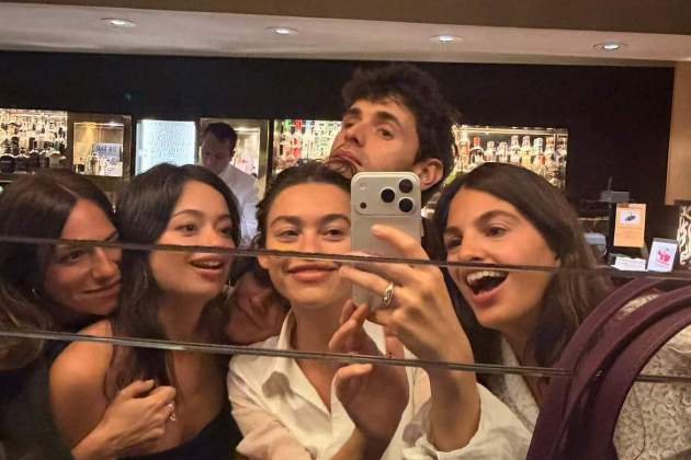 Anna Castillo celebrant l'aniversari amb els seus amics / Instagram Anna Castillo celebrant l'aniversari amb els seus amics / Instagram