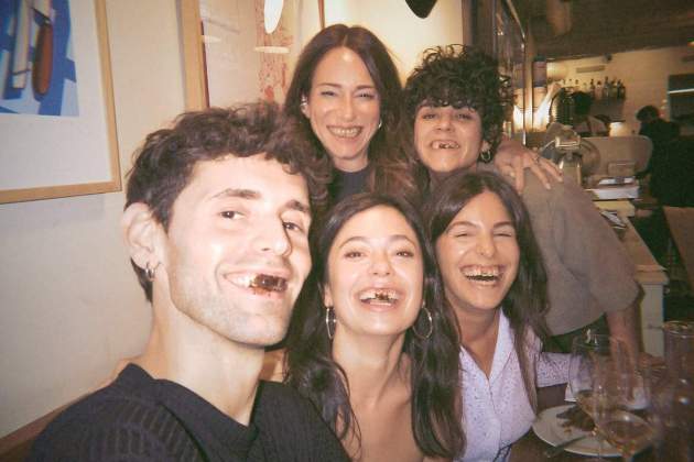 El selfie d'aniversari d'Anna Castillo amb els seus amics / Instagram El selfie d'aniversari d'Anna Castillo amb els seus amics / Instagram
