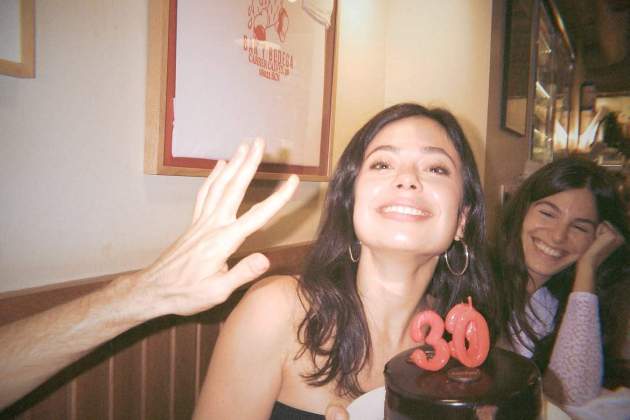 Anna Castillo bufant les espelmes amb un fals '30' / Instagram Anna Castillo bufant les espelmes amb un fals '30' / Instagram