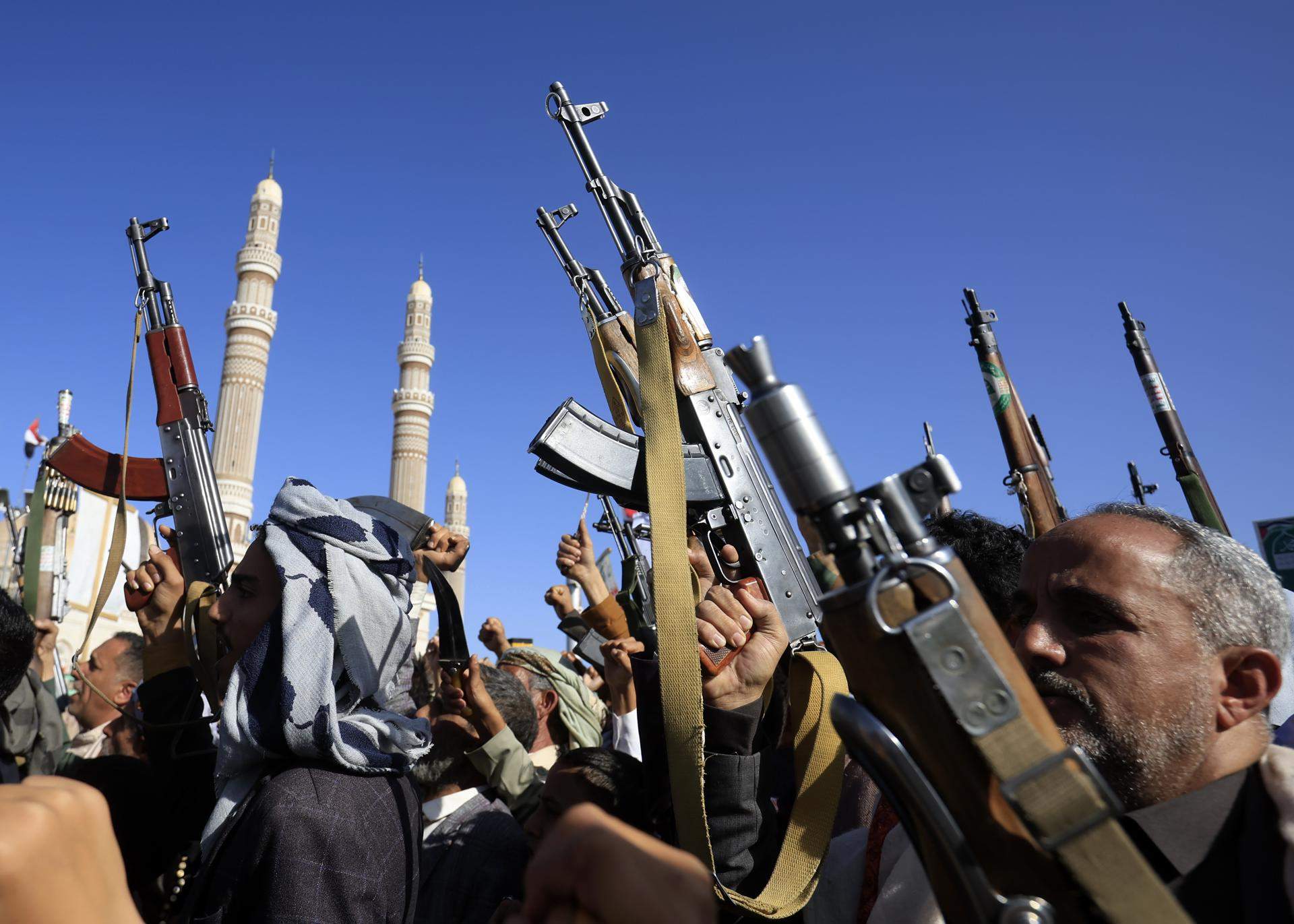 Un atac dels houthis a l'aeroport de Riad deixa 12 morts i més de 300 ferits i Trump amenaça amb intervenir
