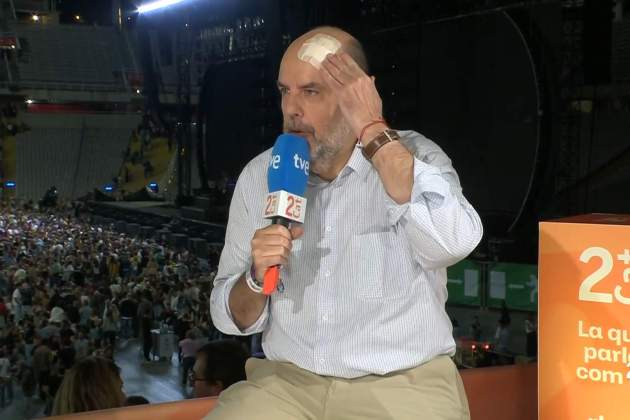 Jordi Basté amb una tireta al front al concert d'Oques Grasses / RTVE Play Jordi Basté amb una tireta al front al concert d'Oques Grasses / RTVE Play