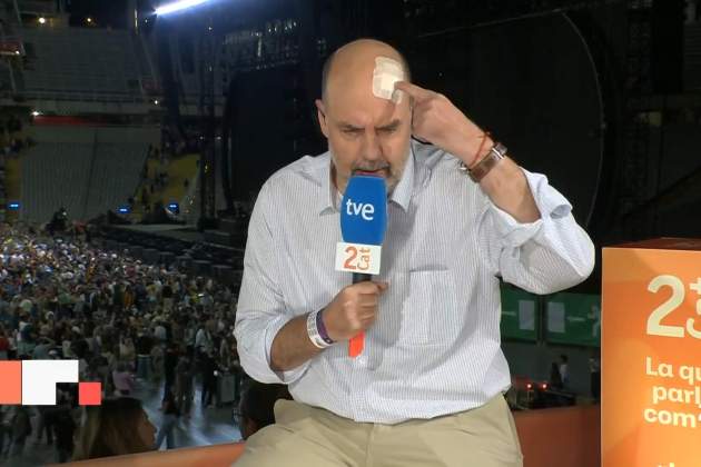 Jordi Basté amb una tireta al front al concert d'Oques Grasses / RTVE Play Jordi Basté amb una tireta al front al concert d'Oques Grasses / RTVE Play