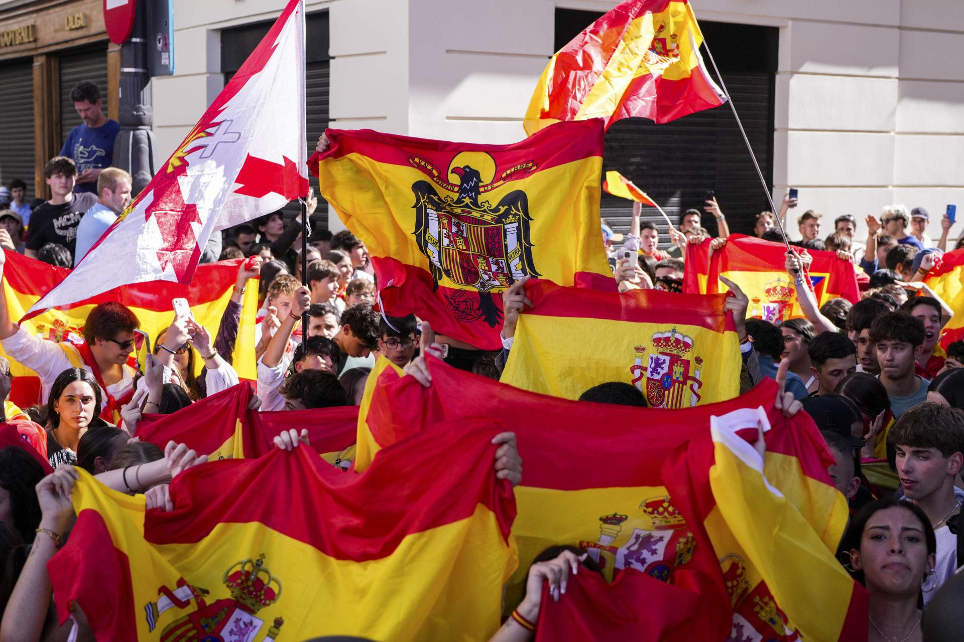 Tensió a la Puerta del Sol: ultres envolten l'acampada amb banderes franquistes i canten el 'Cara al sol'