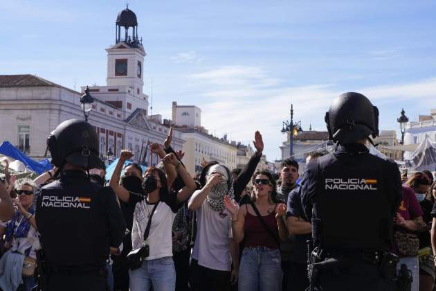 Un cordó policial seperava els dos col·lectius / EFE