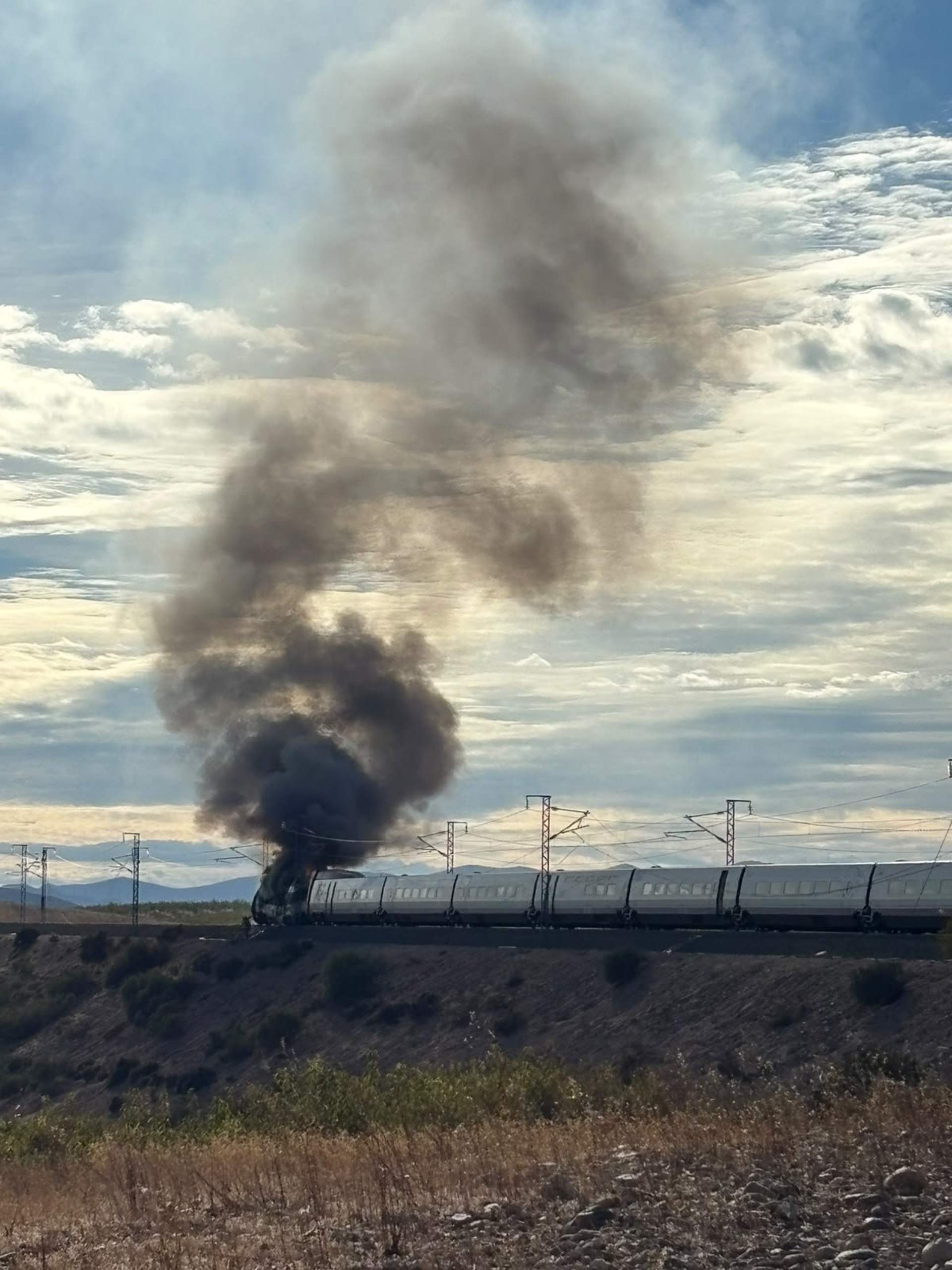 Tallada l'alta velocitat entre Madrid i Barcelona per l'incendi a la cua d'un tren amb 380 passatgers