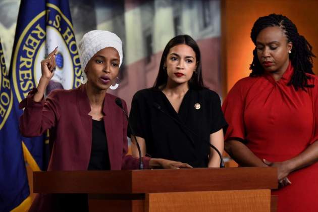 Ilhan Omar durant una roda de premsa amb altres membres de The Squad l'any 2019 / Europa Press Ilhan Omar durant una roda de premsa amb altres membres de The Squad l'any 2019 / Europa Press