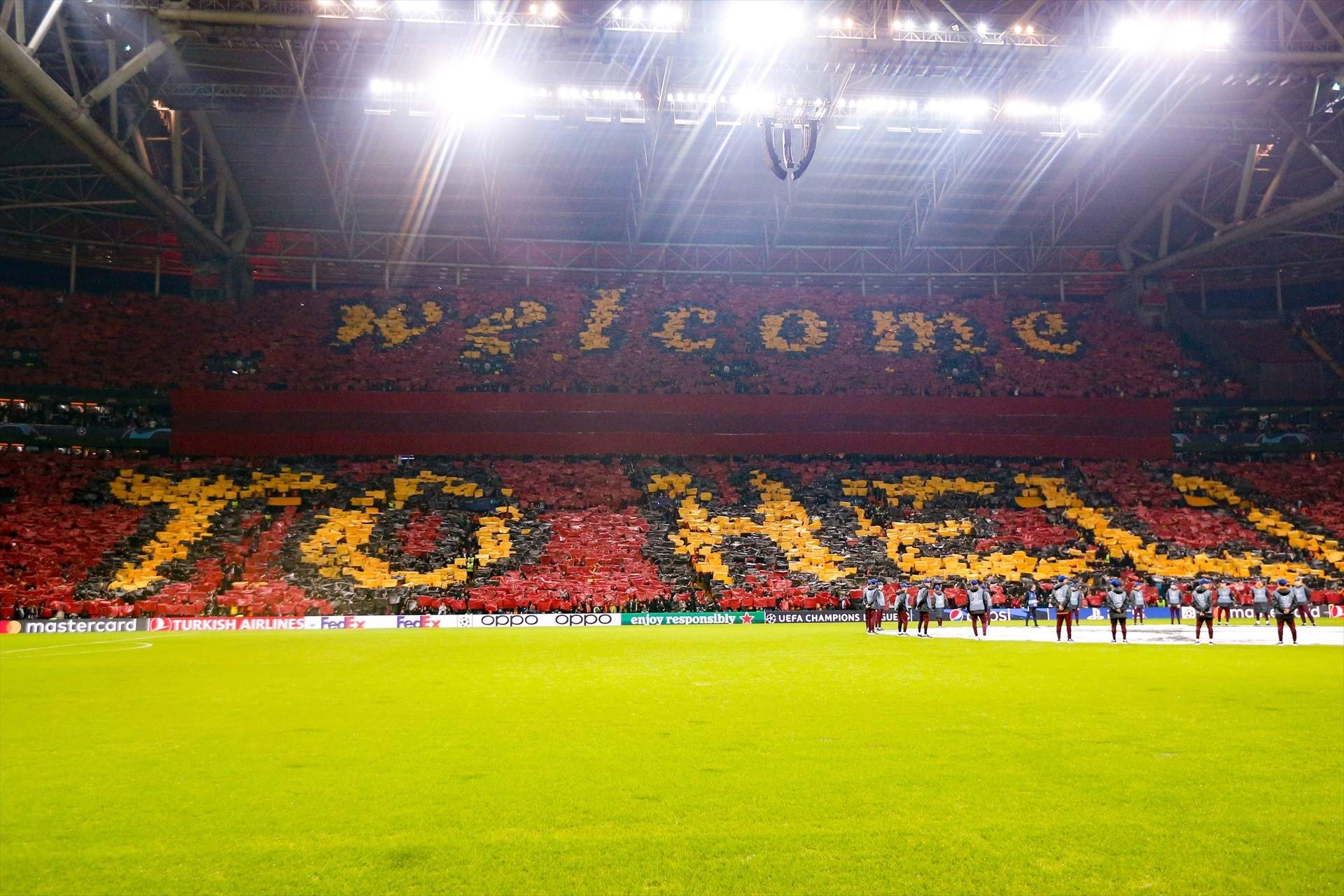 Varios aficionados del Barça entierran uno de los mitos del fútbol: el Ali Sami Yen es un infierno ficticio