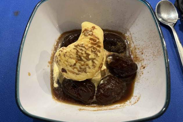 Prunes al rom amb gelat del restaurant Can Joan. / Foto: Oriol Foix Duaigües Prunes al rom amb gelat del restaurant Can Joan. / Foto: Oriol Foix Duaigües