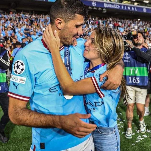 Rodri amb Laura Iglesias durant una celebració amb el Manchester City   X