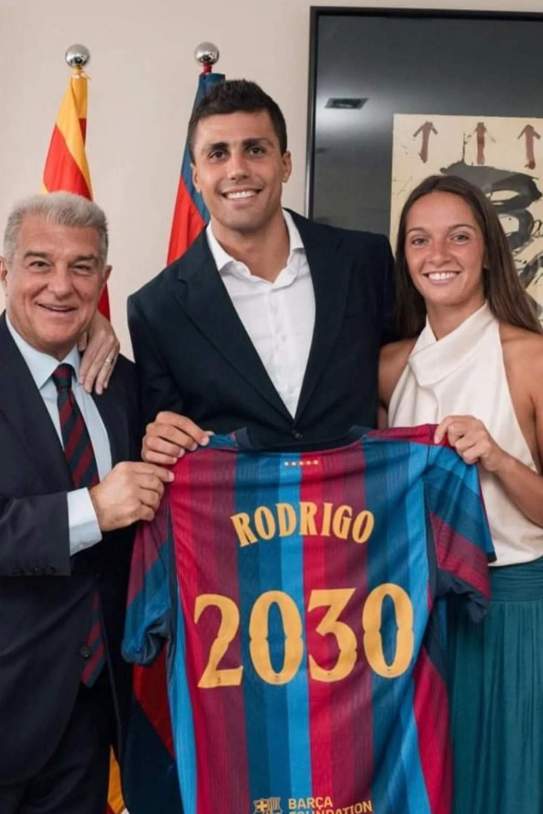 Rodri amb Laporta i Laura Iglesias el dia que va fitxar pel Barça