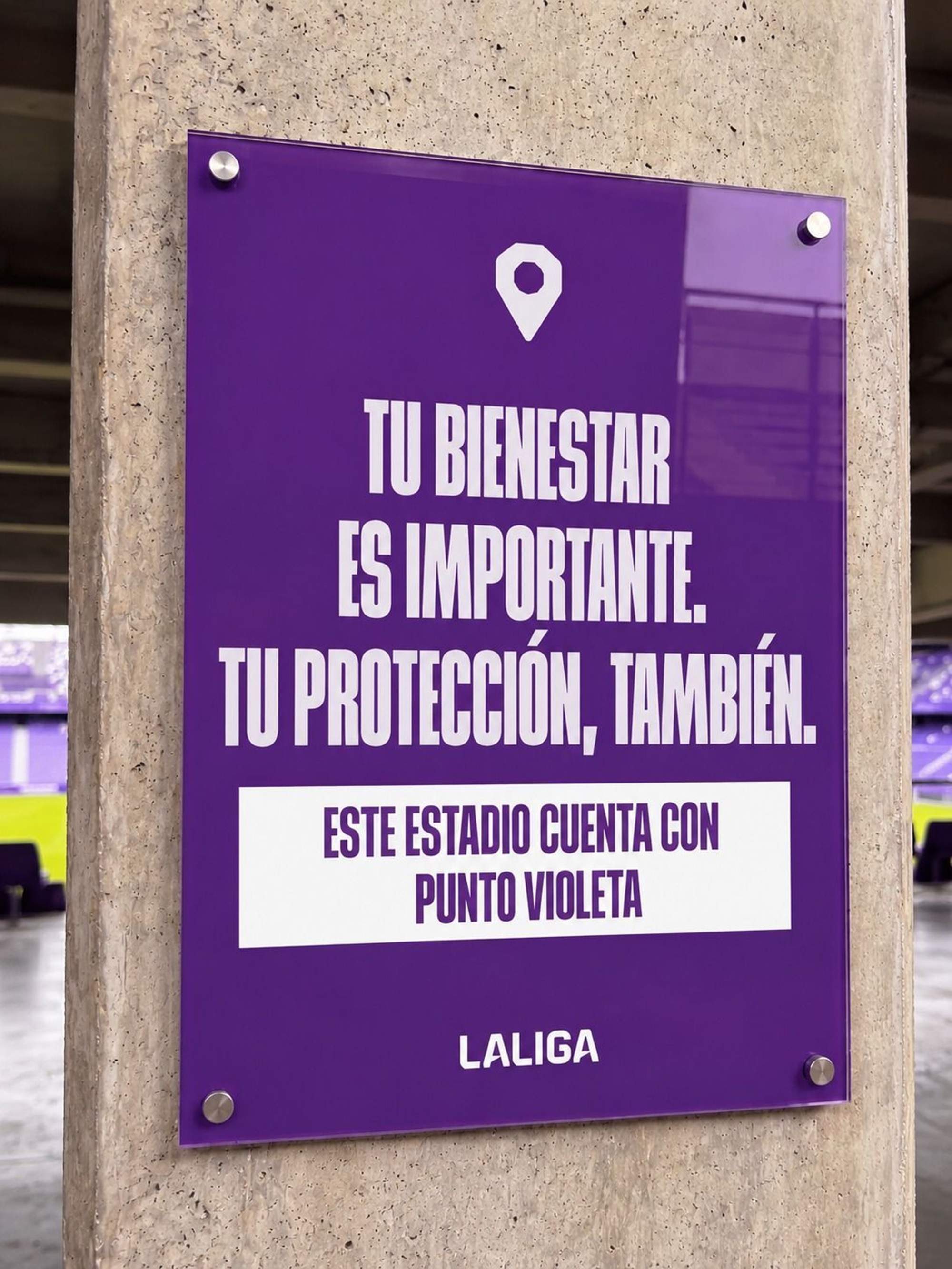 La Policía otorga un reconocimiento a LALIGA por la implantación del Protocolo Violeta en los estadios