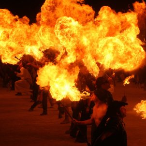 Malabarista foc circ (Pxhere) Malabarista foc circ (Pxhere)