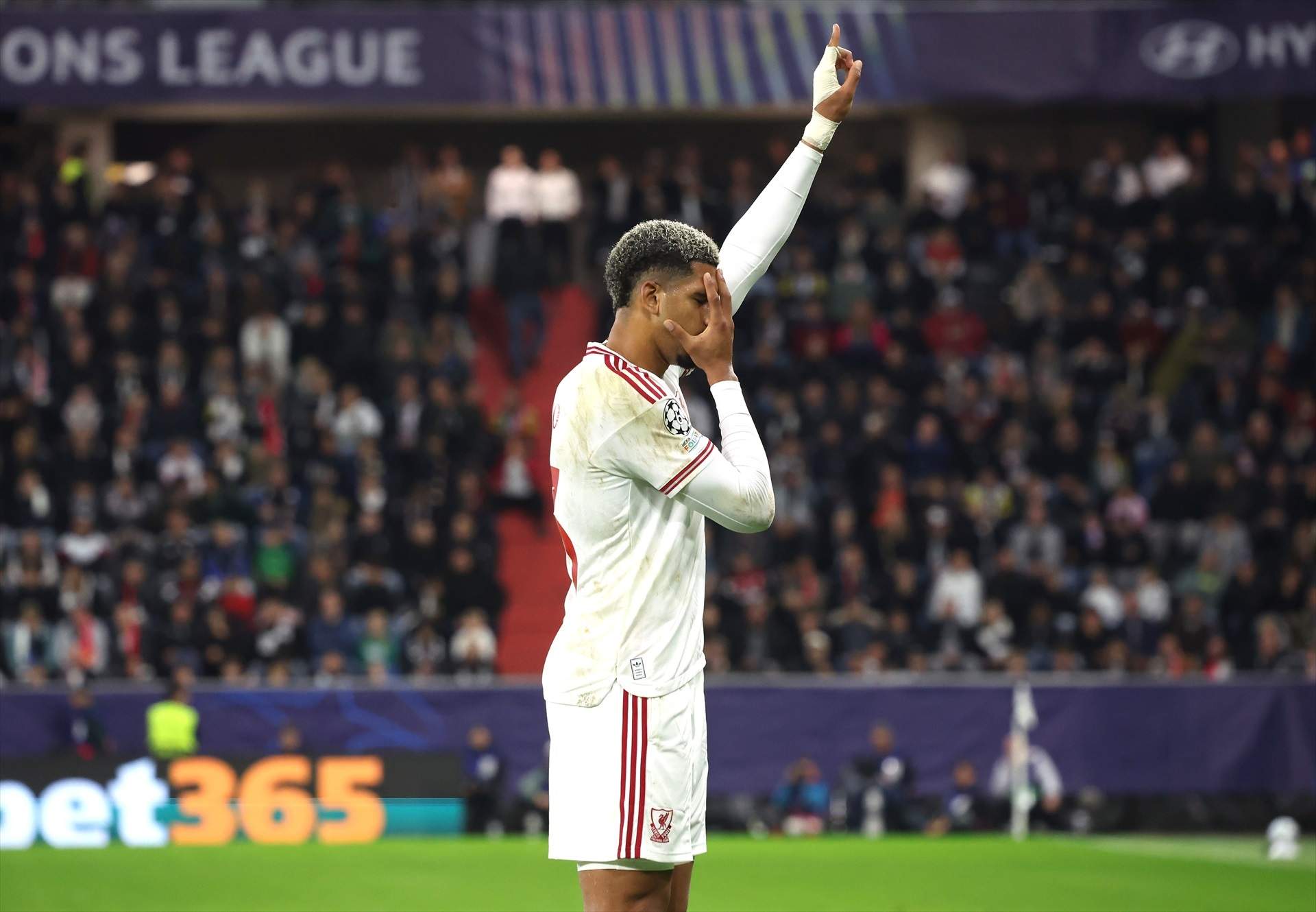 El Barça es frega les mans amb el nivell d'Araujo al Liverpool; la premsa anglesa al·lucina amb ell