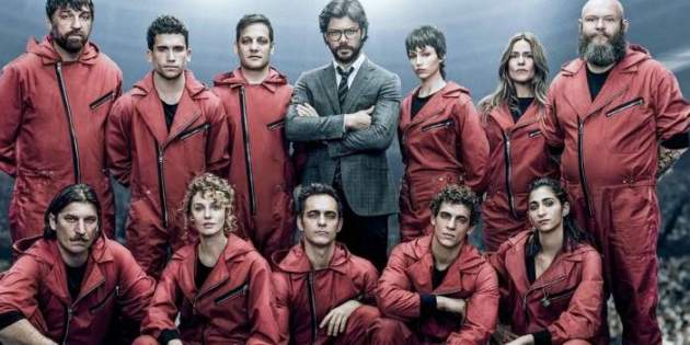 'El profesor' i els lladres de 'La casa de papel', amb Esther Acebo ajupida, la segona per l'esquerra