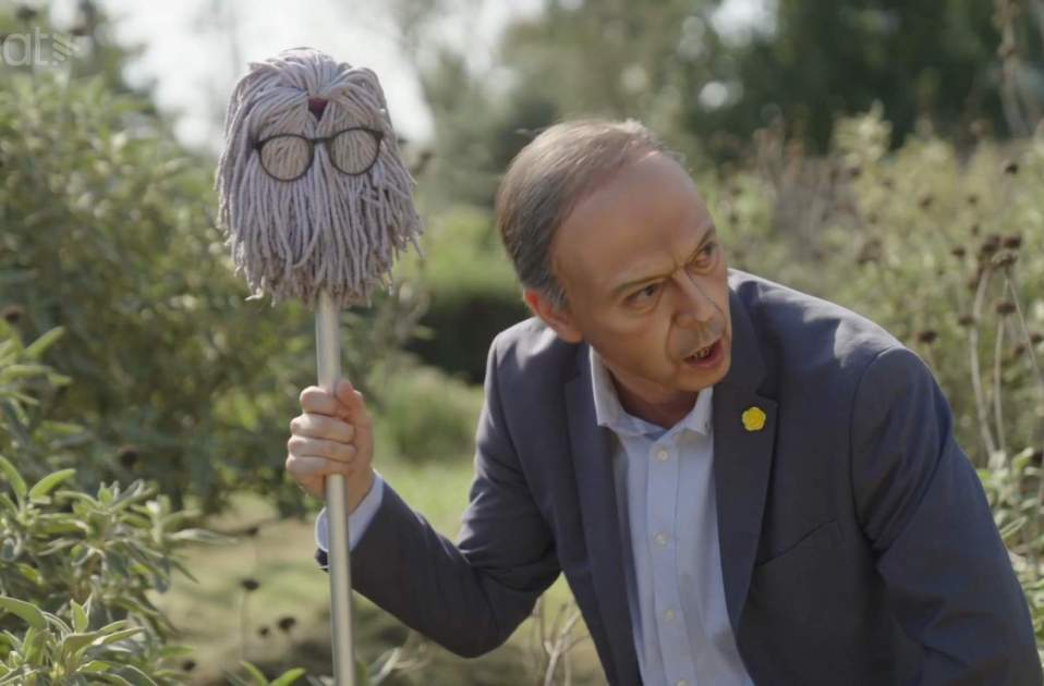 Jordi Turull amb una fregona amb ulleres a Polònia, TV3