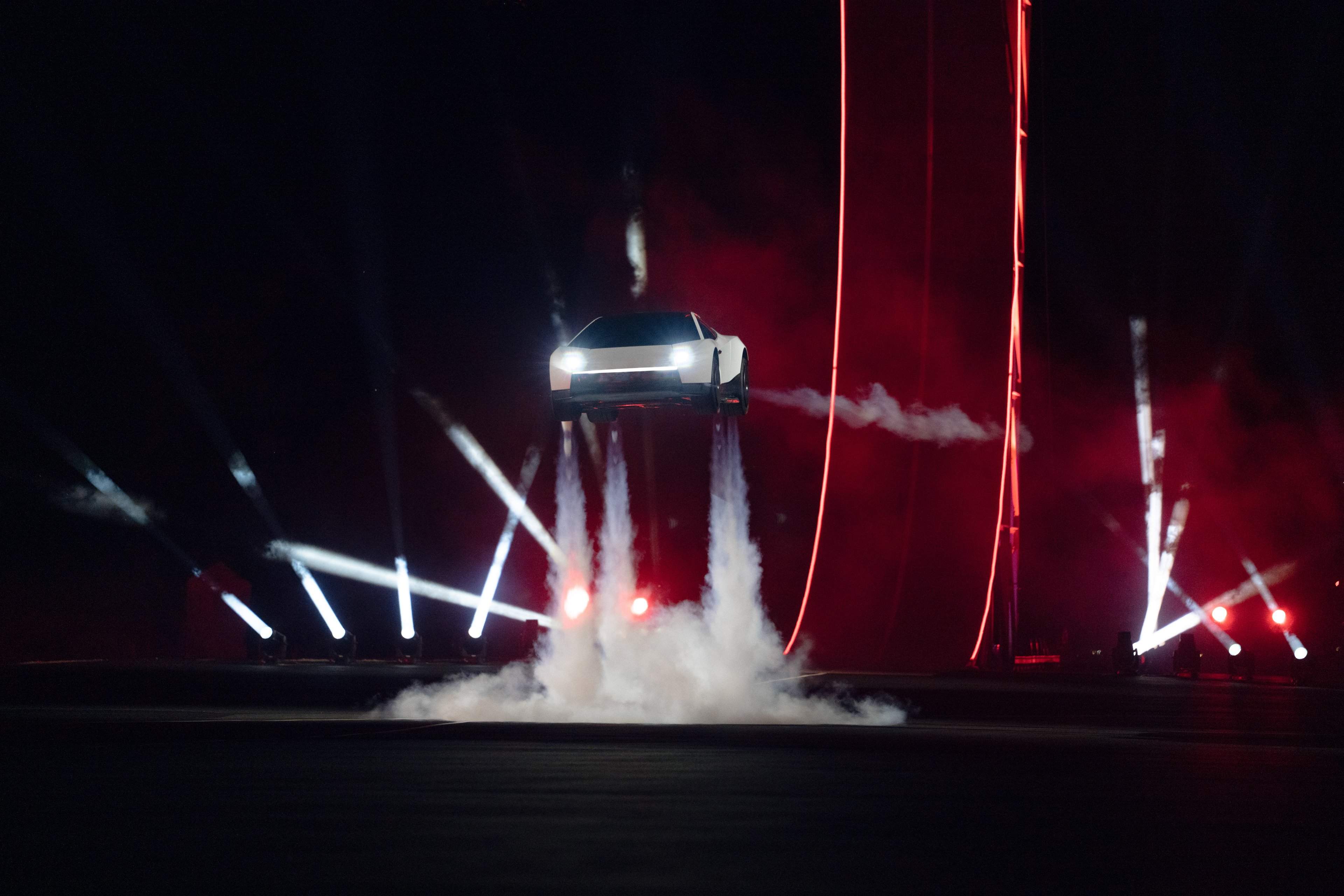 Tesla presenta su coche volador: el nuevo Roadster con propulsores de SpaceX que Elon Musk promete para 2028