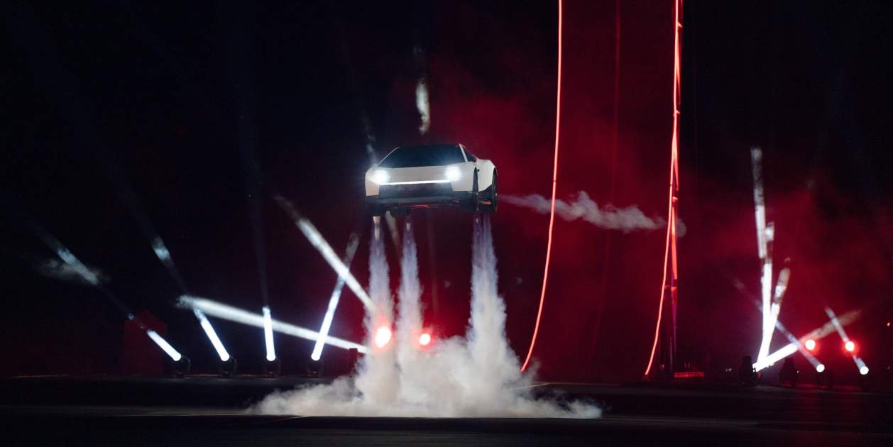 Tesla presenta su coche volador: el nuevo Roadster con propulsores de SpaceX que Elon Musk promete para 2028