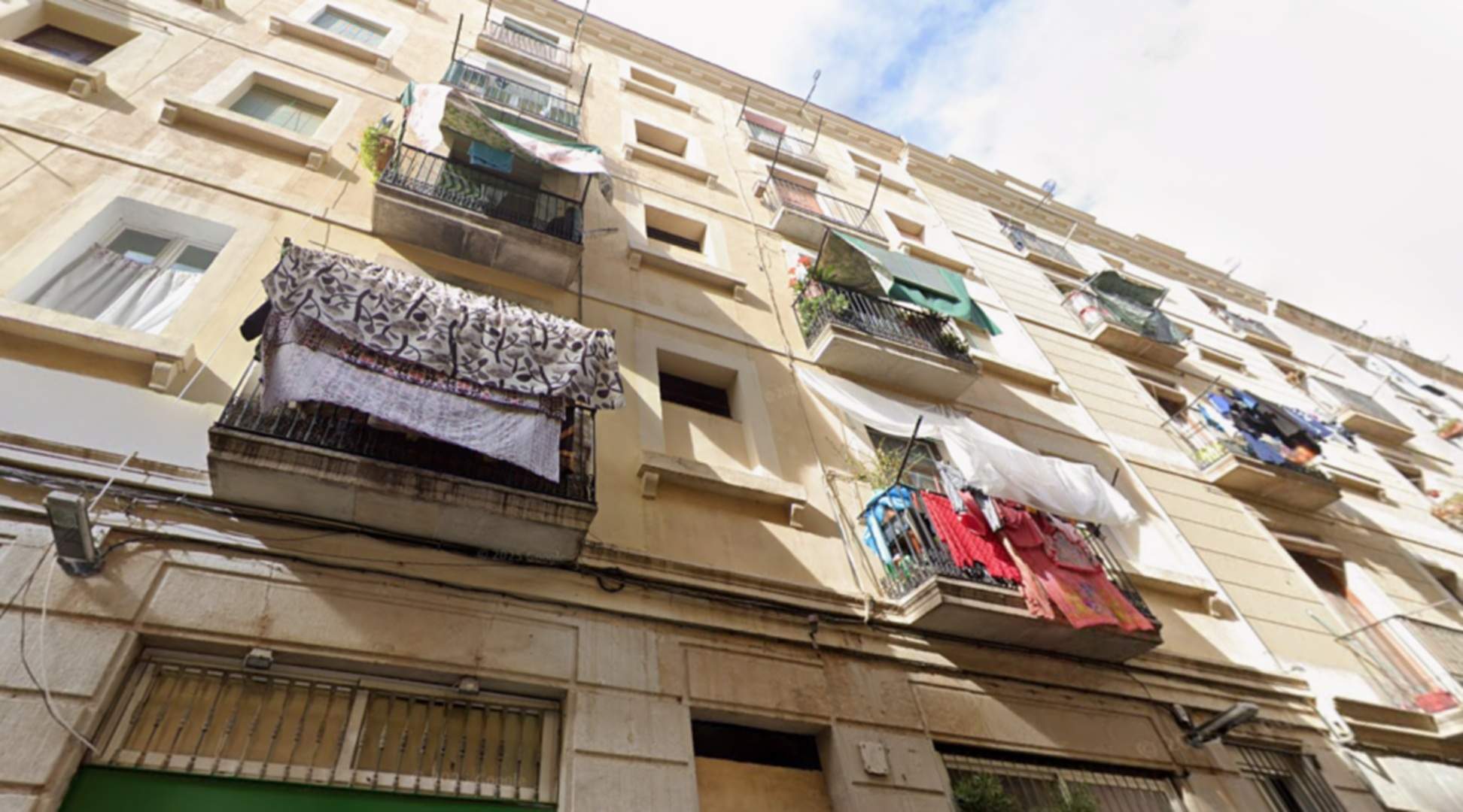 Barcelona compra un edificio de ocho viviendas en el Raval por el derecho de tanteo