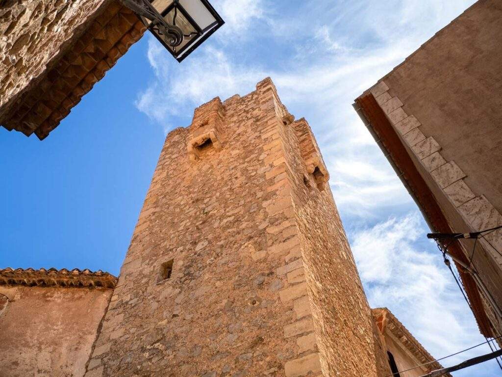 El pueblo medieval de Catalunya que esconde una leyenda inquietante: torres de defensa y calles de piedra
