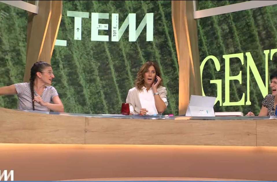 Melero amb la boca oberta al seu mòbil, TV3 Melero amb la boca oberta al seu mòbil, TV3