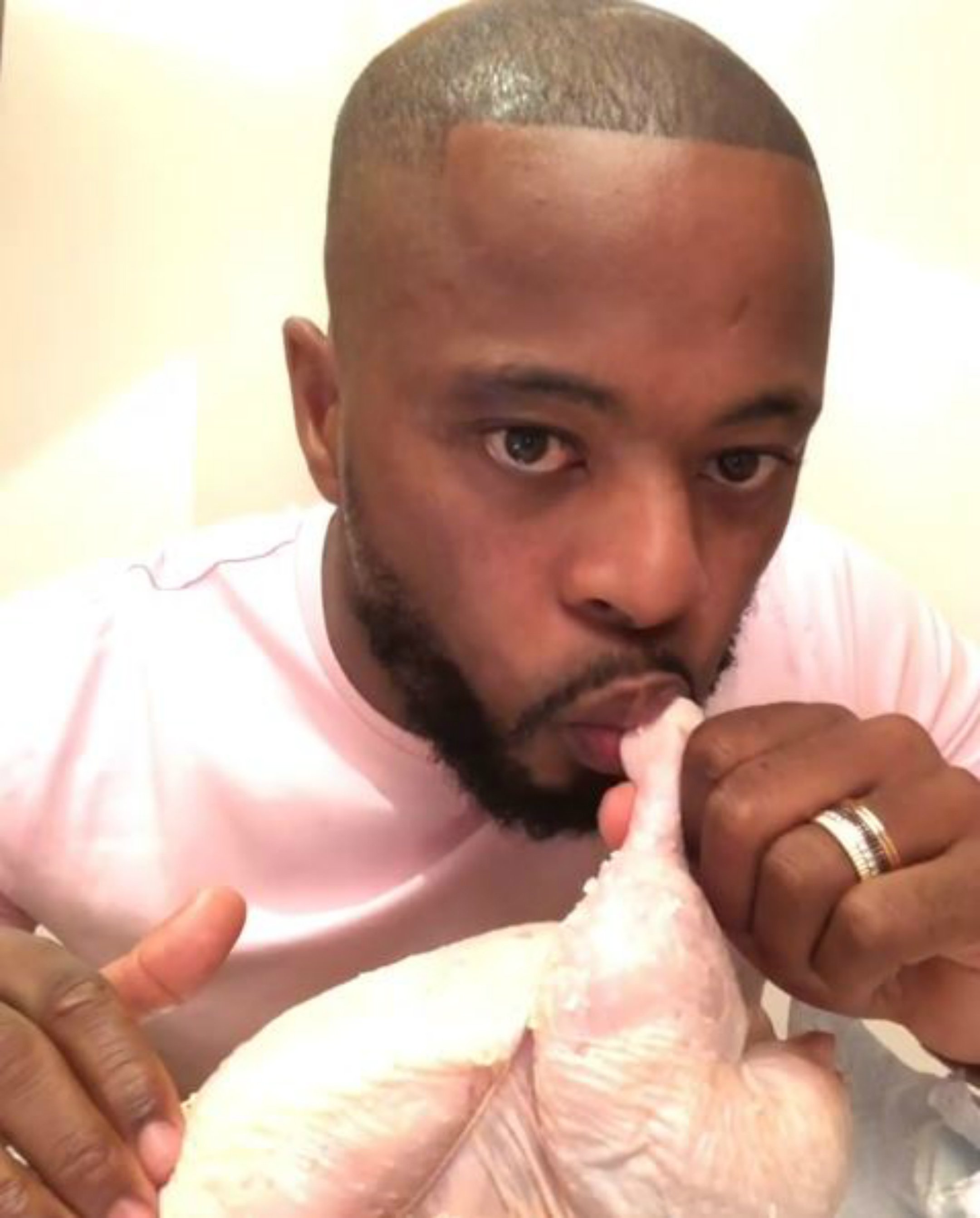 Un famós exfutbolista fa l'amor amb un pollastre i el vídeo és surrealista