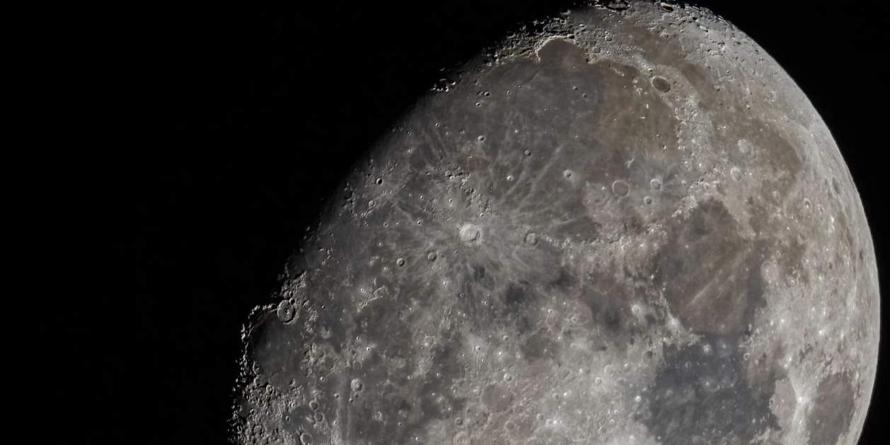 Científics creuen haver resolt el misteri de les dues cares de la Lluna