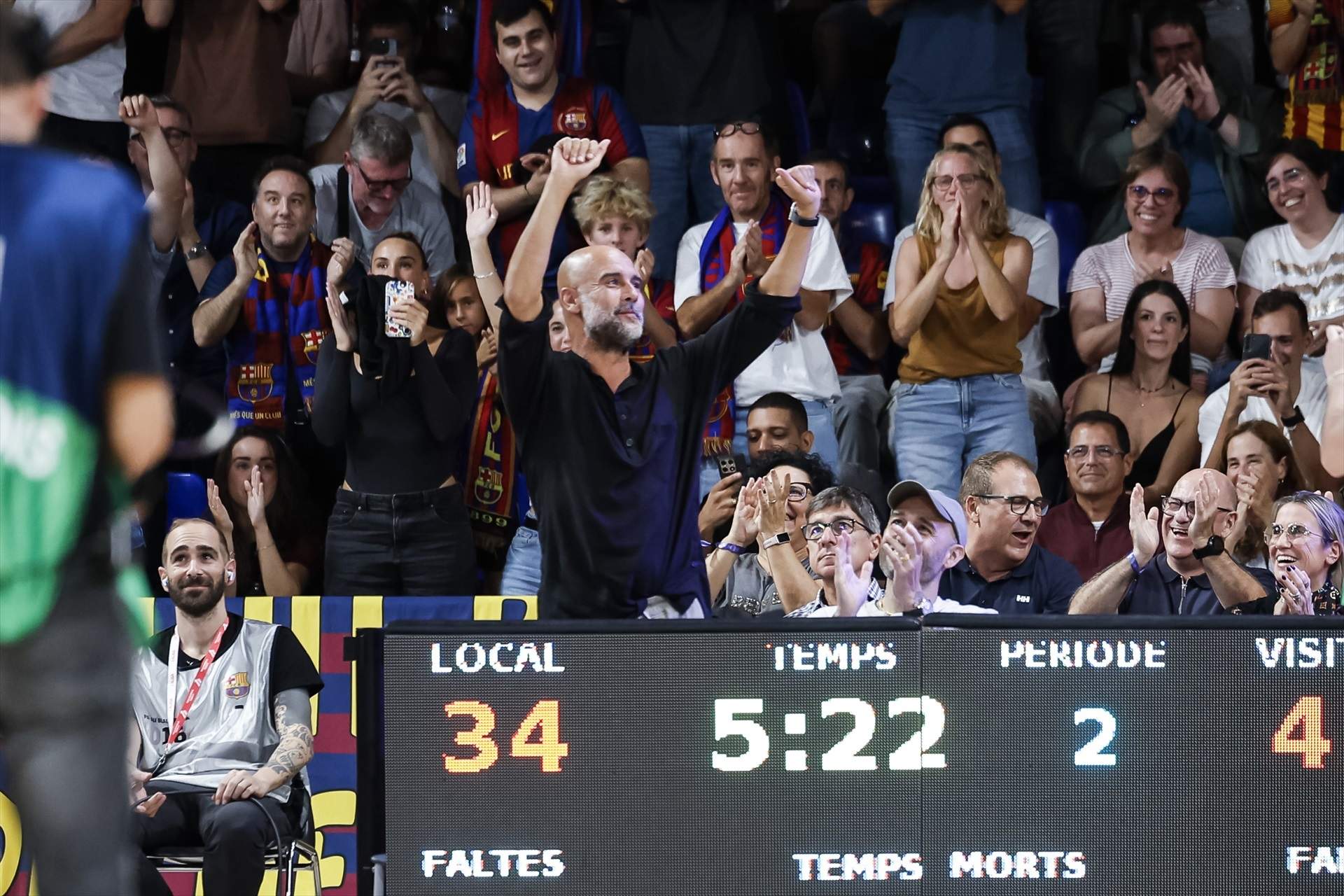 El Palau Blaugrana atura el temps al ritme de Coldplay per homenatjar Pep Guardiola