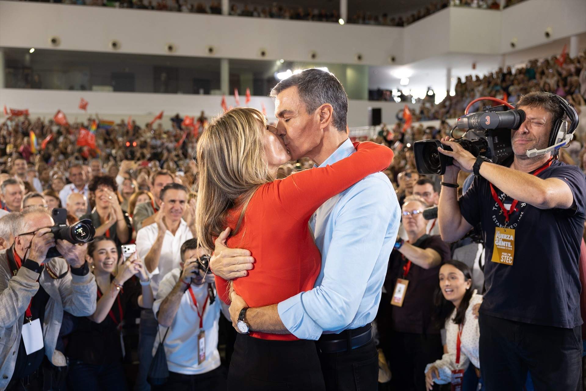 Sánchez fa bandera electoral del seu amor per Begoña Gómez: "Ens han intentat trencar, i avui som més forts"