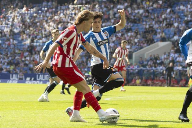 Barrios intenta una centrada a David / Foto: EFE Barrios intenta una centrada a David / Foto: EFE