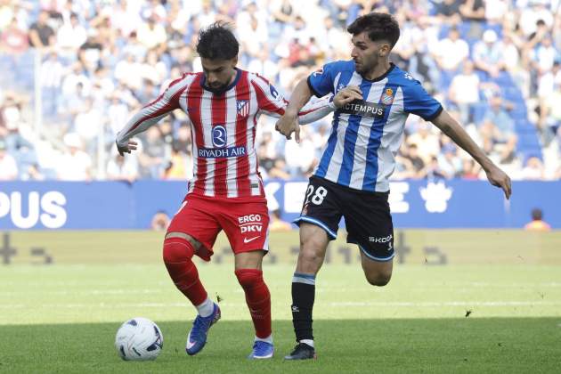 Baena manté la pilota davant l'Espanyol / Foto: EFE Baena manté la pilota davant l'Espanyol / Foto: EFE