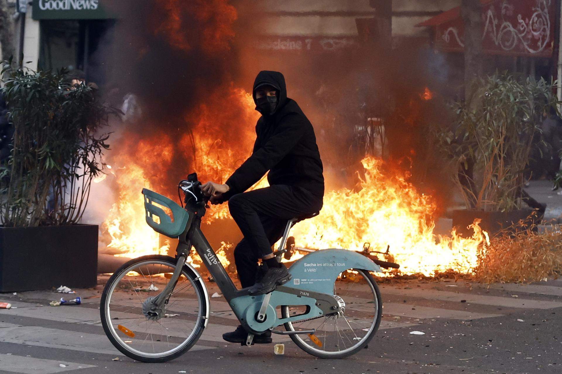 França esclata: milers de persones surten als carrers entre disturbis, confrontacions policials i detencions