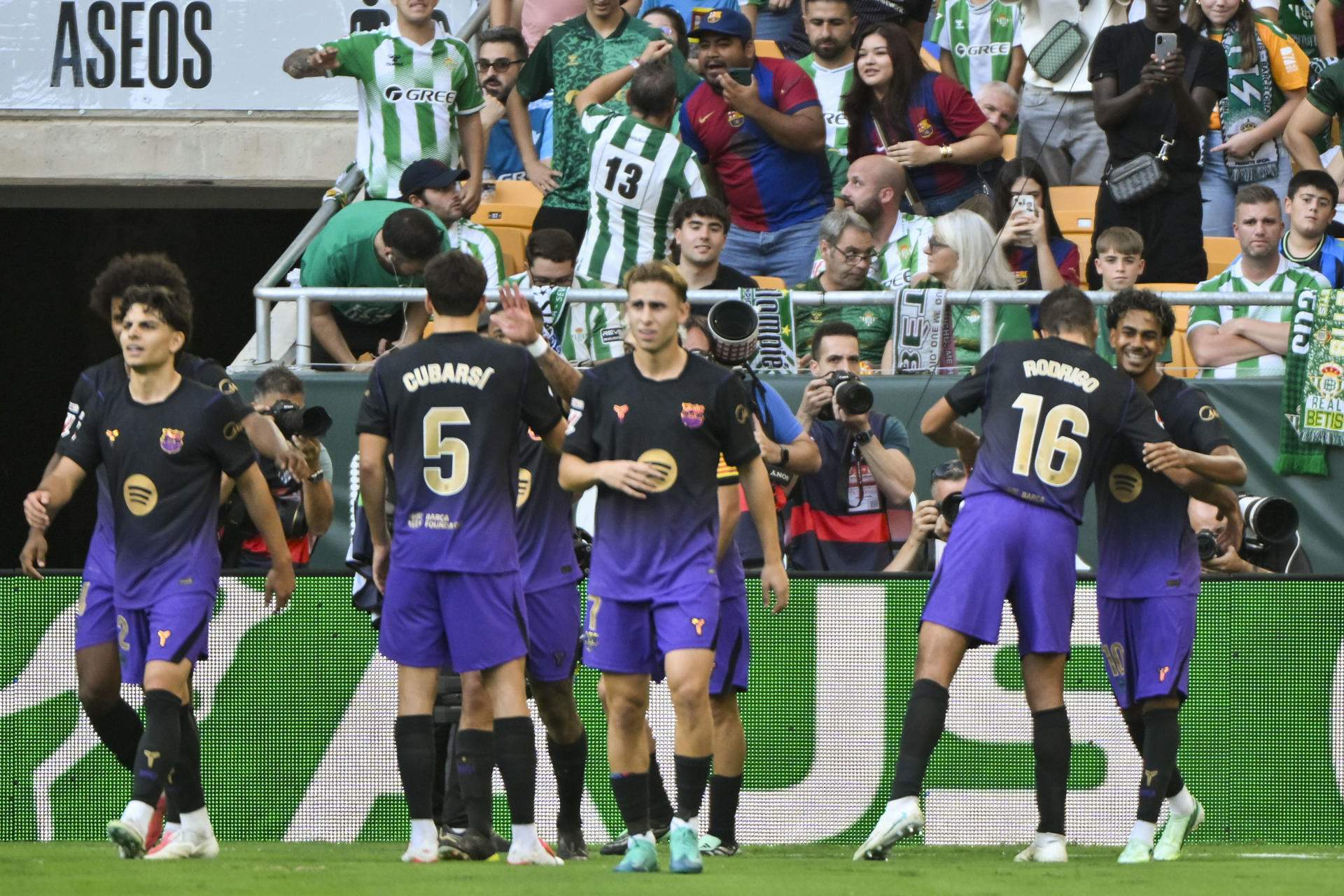 El Barça s'imposa al Betis en un partit de bojos (2-5) i encara amb força la setmana fantàstica