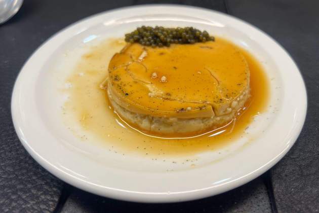 Flam amb caviar del restaurant Seny. / Foto: Rosa Molinero Trias Flam amb caviar del restaurant Seny. / Foto: Rosa Molinero Trias